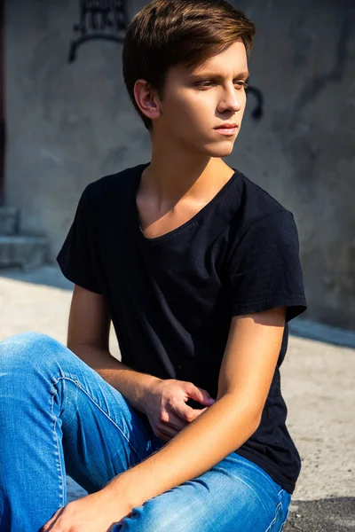 Young man sitting outdoors. fashion portrait. — Stock Photo, Image