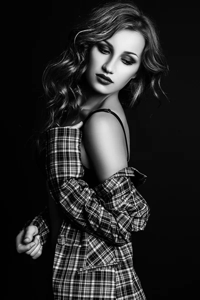 Studio photo de jeune femme sur fond noir. noir et blanc — Photo