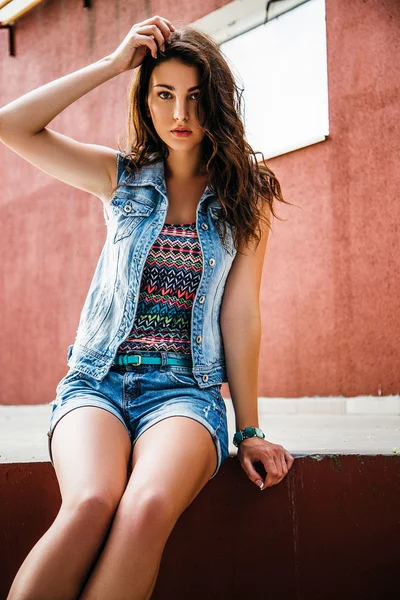 Una joven sentada al aire libre. retrato de moda . —  Fotos de Stock