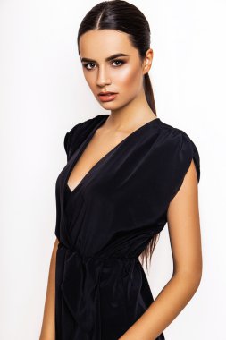 Beyaz arka plan üzerinde genç kadının fotoğrafını stüdyo