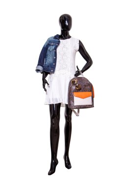 Gündelik kıyafetler giymiş kadın manken. Beyaz ba izole