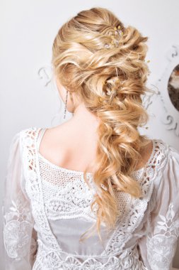 Güzellik düğün saç modeli. Gelin. kıvırcık saç şekillendirme ile sarışın kız