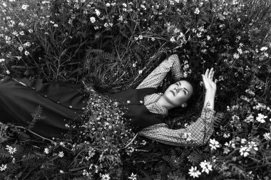 Açık mavi elbiseli güzel bir esmer kadın portresi 