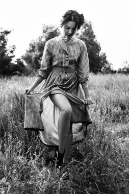 flo ile elbise güzel bir esmer kadının açık hava portresi