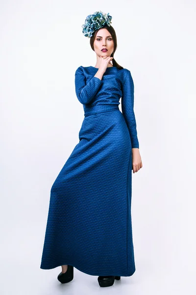 Jonge sexy meisje. Mode portret van jonge mooie vrouw in lange blauwe jurk. Witte achtergrond — Stockfoto