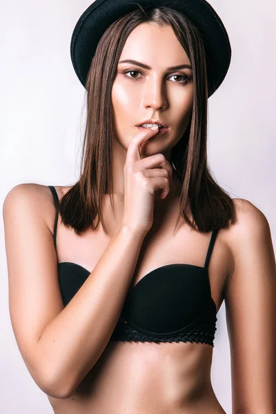 Photo de belle femme dans un chapeau de mode noir. Portrait studio . — Photo