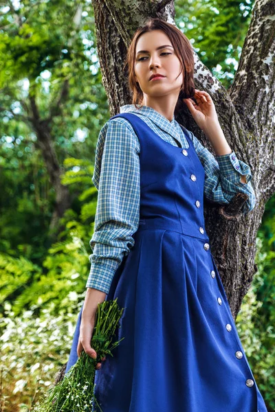 Outdoor Portret van een mooie brunette vrouw in blauwe jurk in — Stockfoto