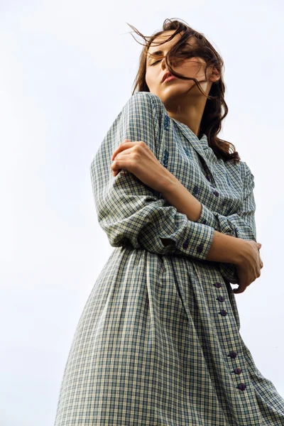 Outdoor Portret van een mooie brunette vrouw in blauwe jurk in het veld — Stockfoto