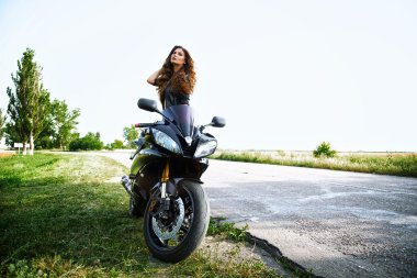 Onu spor m ile siyah deri ceket giyen cinsel bisikletçi kadın