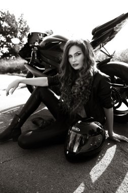 Onu spor m ile siyah deri ceket giyen cinsel bisikletçi kadın