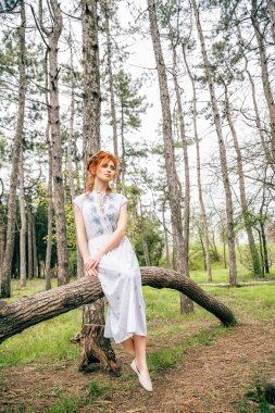 bahar bahçe içinde güzel kızıl saçlı kız portresi