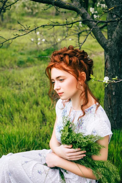 Portret van een mooi roodharig meisje in de lentetuin — Stockfoto