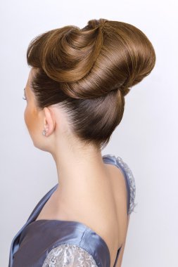 Moda kadın portresi. gümüş gece elbisesi giyen genç model. Stüdyo izole, beyaz arka plan . Saç stili arka görünüm