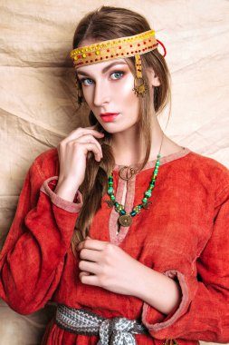 Geçmişten gelen slav kadınların portresi. Tarihi yeniden yapılanma. Ulusal vintage kıyafetler. Studio