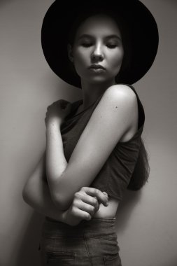 Büyük siyah şapka mükemmel temiz cilt ile güzel şık Kafkas genç kadın modelin yüksek moda bakmak.glamor closeup portre. Siyah beyaz fotoğraf