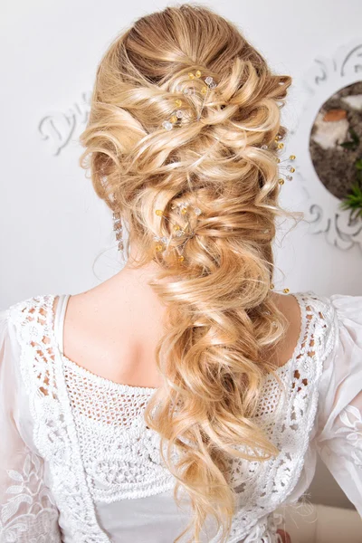 美丽婚礼发型。新娘。卷曲的头发造型的金发女孩 — 图库照片