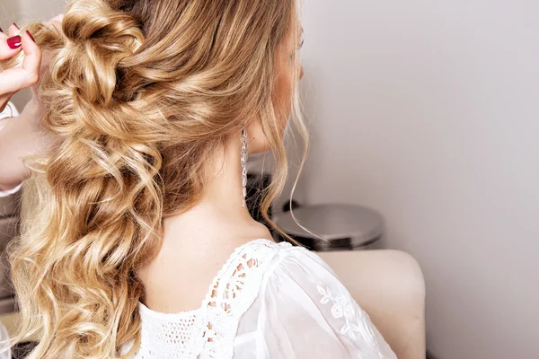 Peinado de boda de belleza. Novia. Chica rubia con pelo rizado peinado — Foto de Stock