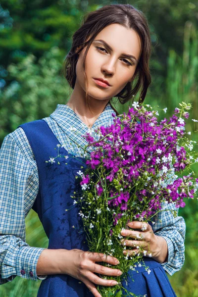 Outdoor Portret van een mooie brunette vrouw in blauwe jurk in het veld — Stockfoto