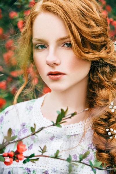 Retrato de uma linda menina ruiva no jardim da primavera — Fotografia de Stock