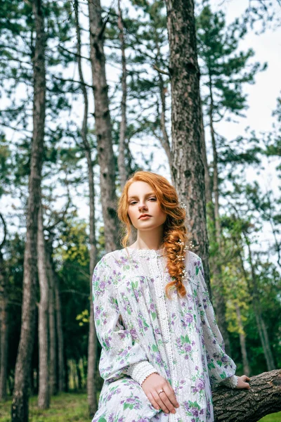 Portret van een mooi roodharig meisje in de lentetuin — Stockfoto