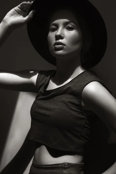 High fashion look. glamour close-up portret van mooie stijlvolle Kaukasische jonge vrouw model met perfecte schone huid in grote zwarte hoed. Zwart-wit foto — Stockfoto
