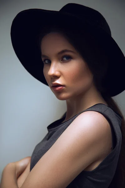 Alta moda look.glamor closeup retrato de belo modelo de mulher jovem caucasiano elegante com pele limpa perfeita em chapéu preto grande — Fotografia de Stock