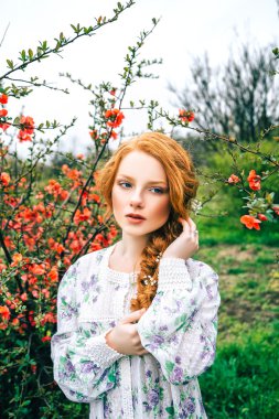 bahar bahçe içinde güzel kızıl saçlı kız portresi