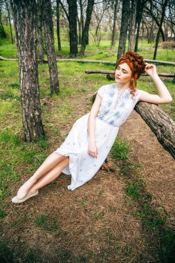 bahar bahçe içinde güzel kızıl saçlı kız portresi