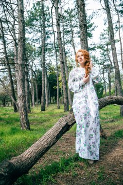 bahar bahçe içinde güzel kızıl saçlı kız portresi