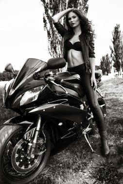 Onu spor m ile siyah deri ceket giyen cinsel bisikletçi kadın