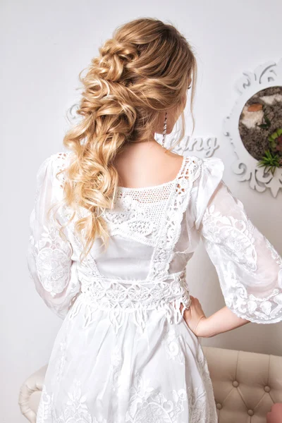 Skönhet bröllop frisyr. bruden. blond tjej med lockigt hår styl — Stockfoto