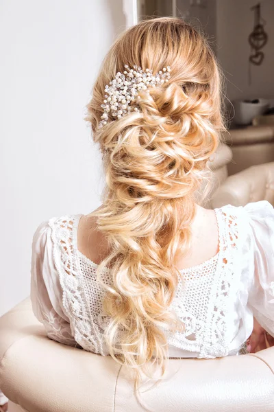 Schoonheid bruiloft hairstyle. bruid. blond meisje met krullend haar styl — Stockfoto