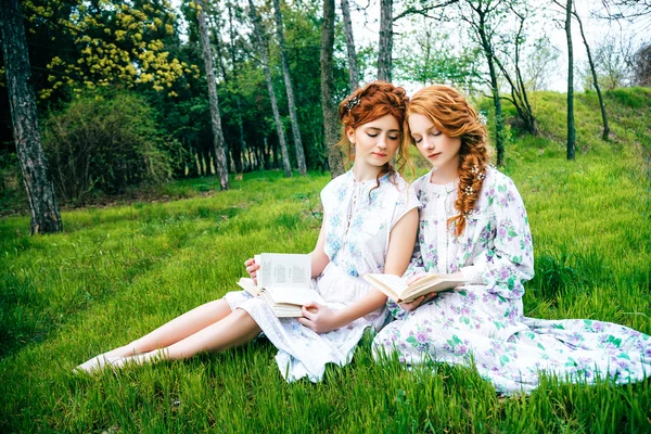 Portret van twee prachtige roodharige meisjes in de lentetuin — Stockfoto