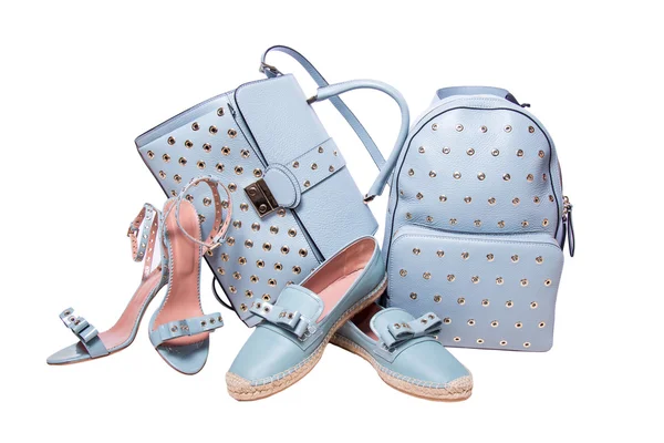Синие женские сумки и обувь изолированы на белом — стоковое фото