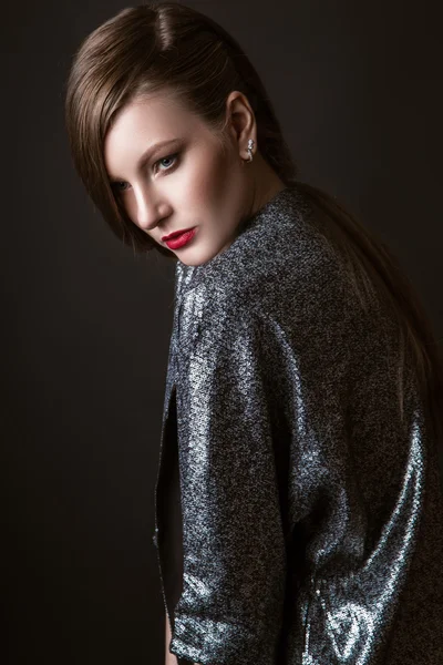 Menina da moda posando na jaqueta de prata. Foto do estúdio. Fundo preto — Fotografia de Stock