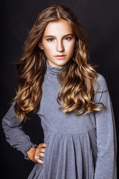 Egy gyönyörű szőke hajú 13 éves lány a stúdióban a fekete háttér — Stock Fotó