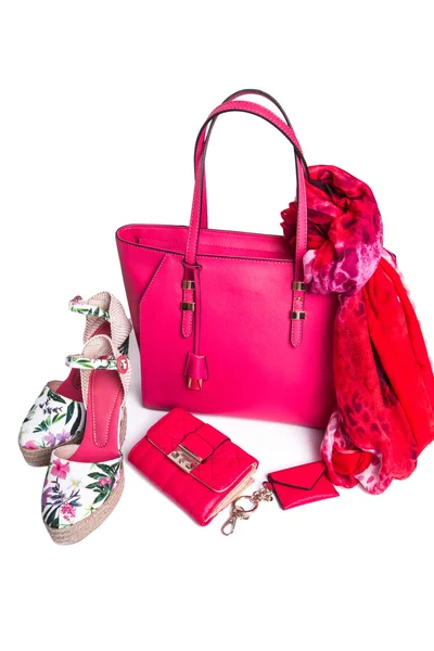 Moderne rosa Tasche für Frauen, Handtasche, Sandalen und Schal auf weißem Hintergrund — Stockfoto