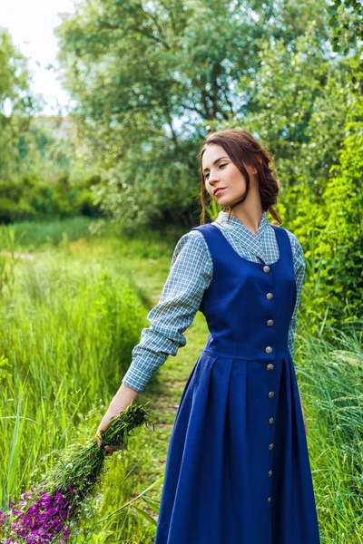 Outdoor Portret van een mooie brunette vrouw in blauwe jurk in — Stockfoto