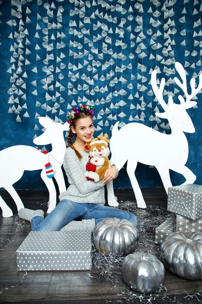 Joyeux fille assise dans des décorations de Noël bleu et blanc — Photo