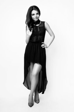 moda stil stüdyo fotoğraf beyaz arka plan üzerinde şirin bir esmer. Siyah ve beyaz