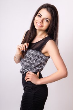 moda stil stüdyo fotoğraf beyaz arka plan üzerinde bir şirin esmer