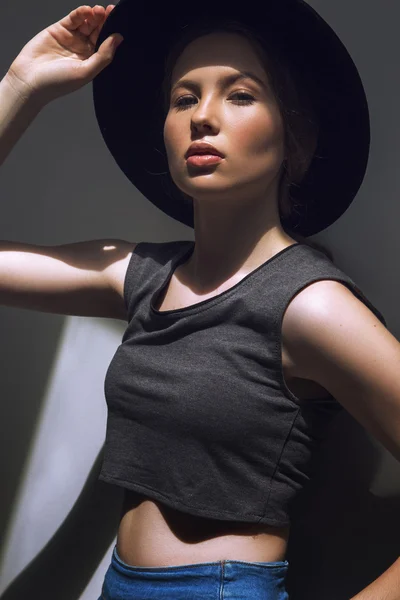 Alta moda look.glamor primer plano retrato de hermosa elegante modelo de mujer joven caucásica con piel limpia perfecta en sombrero negro grande —  Fotos de Stock