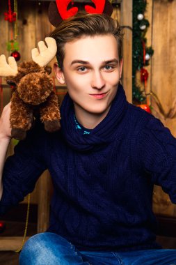 yakışıklı olan bir oyuncak geyik Noel süsleri Kişilik tutan. Yeni yıl