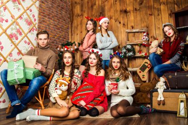 Adam Noel d odada altı kadın şirket