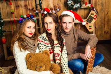 Noel süslemeleri ile bir odada iki kız adamla.