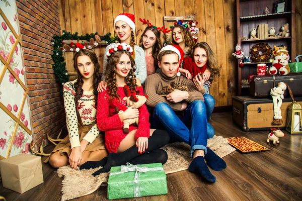 Le gars en compagnie de six femmes dans la chambre avec Noël d — Photo