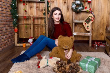 ayı odada ahşap duvarlar ile oturuyor ve onun elinde kızla