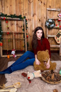 ayı odada ahşap duvarlar ile oturuyor ve onun elinde kızla