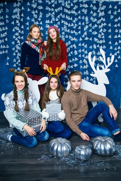 Firma chłopca i cztery dziewczyny w niebieskie i białe Boże Narodzenie decora — Zdjęcie stockowe