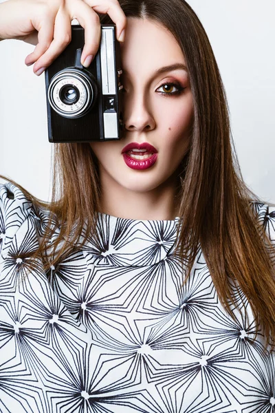 Studiofoto einer jungen Frau auf weißem Hintergrund. — Stockfoto